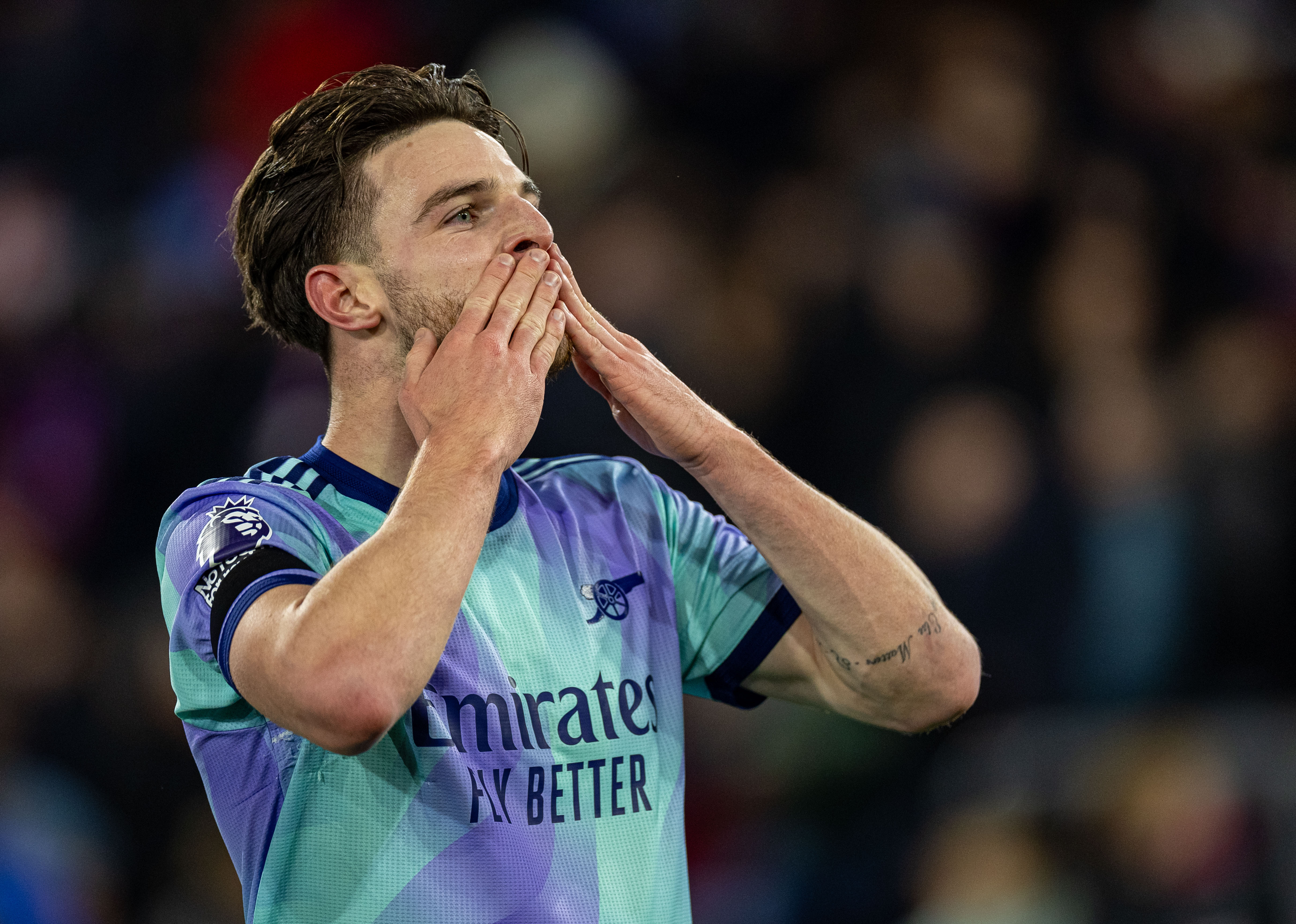 场面火爆！英超观众席沸腾不已