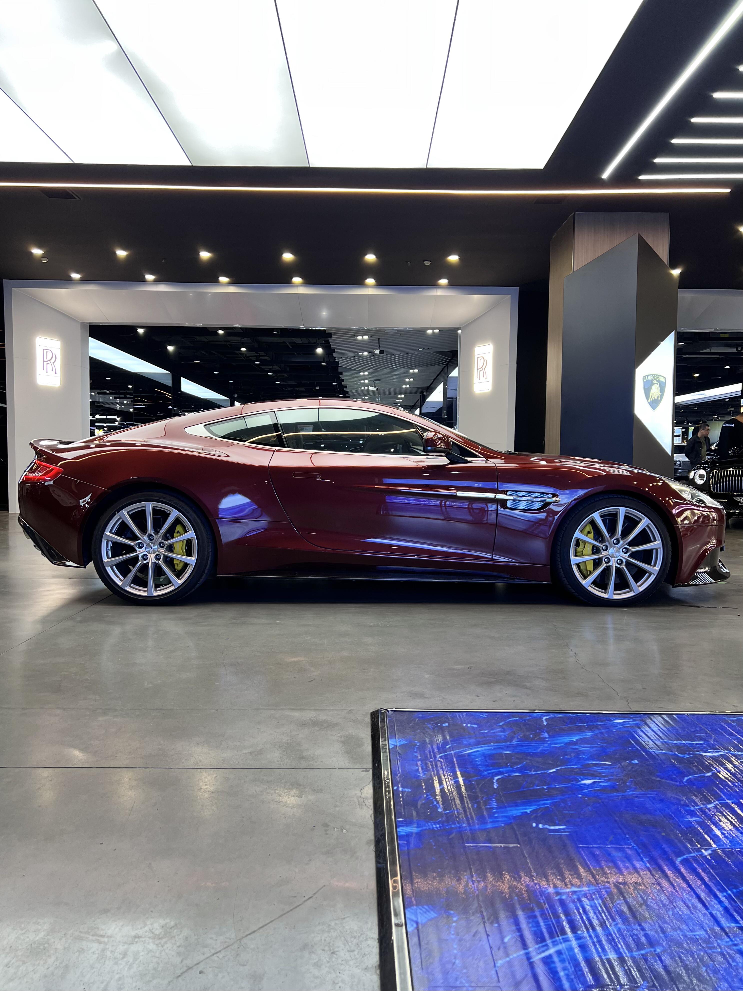 爱游戏官方入口-阿斯顿马丁轻取迈凯伦，塞恩斯惊艳四座