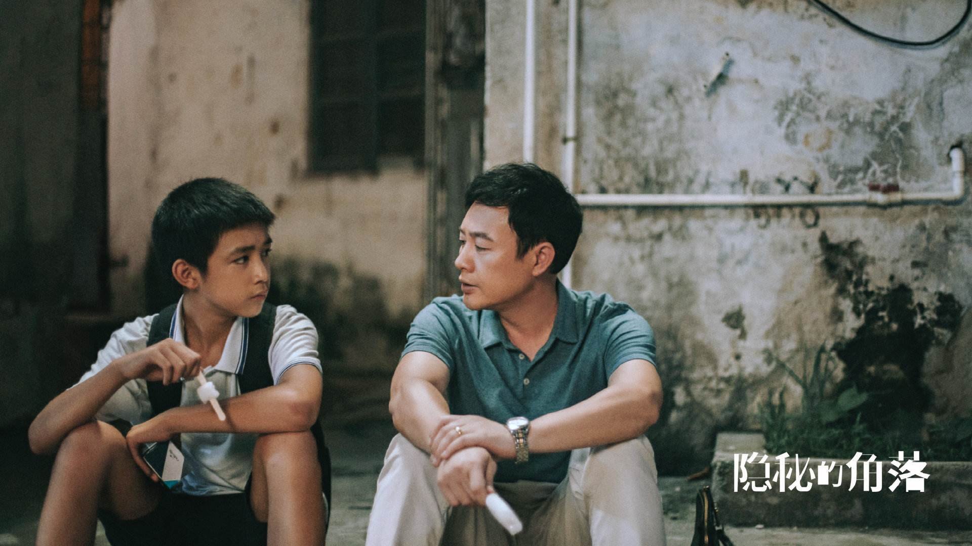 爱游戏-暴雨中的泥泞舞台与聚光灯下的绿茵圣殿—论斯通斯的大场面基因